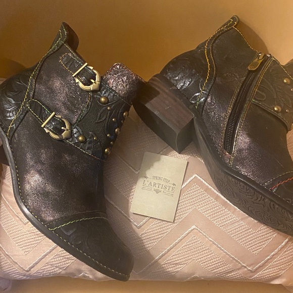 Final Sale 🌹L’Artiste Spring Step Black Embossed Leather Ankle Boots w box - Picture 2 of 11